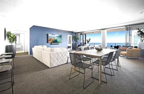 Surfers Paradise Apartment | Elegant Circle on Cavill Sub Penthouse with Ocean View