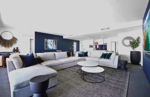 Surfers Paradise Apartment | Elegant Circle on Cavill Sub Penthouse with Ocean View