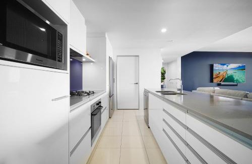 Surfers Paradise Apartment | Elegant Circle on Cavill Sub Penthouse with Ocean View