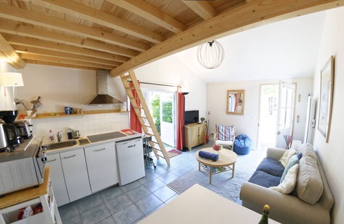 Sainte-Honorine-des-Pertes House | Charming Circuit Landing Chasse Spleen with Garden & Views