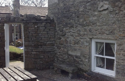 Hawes Cottage | Charming Cissy's Cottage: Pet-Friendly Getaway Under The Fell