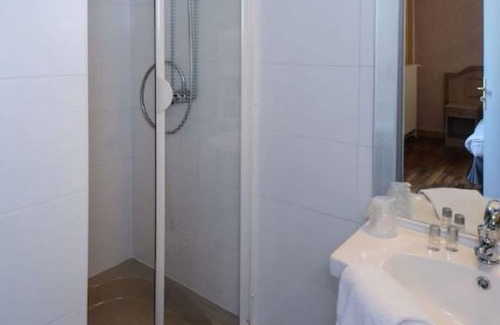 Villebois Hotel | Cozy Cit’Hôtel La Résidence: Child-Friendly & Breakfast Included