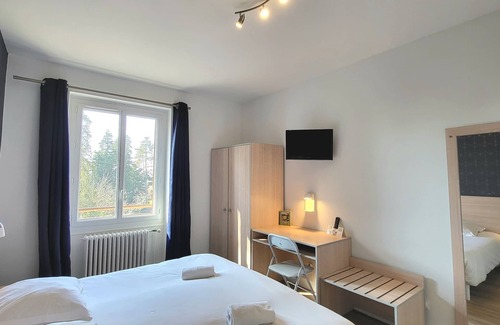 Villebois Hotel | Cozy Cit’Hôtel La Résidence: Child-Friendly & Breakfast Included