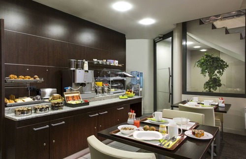 Quartier Saint-Ambroise Apartment | Pet-Friendly Citadines République Paris with Spa & Breakfast