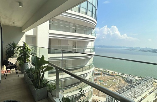 Bai Chay Apartment | Citadines Seaview Duplex Apartment