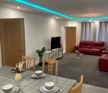 Tunstall House | Family-Friendly Citrine Suite: Spacious 4 Bed House Stay