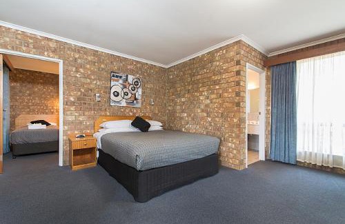 Renmark Hotel | Relax at Citrus Valley Motel with Pool & Breakfast Included