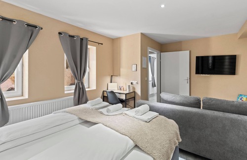Oberlaa Apartment | Convenient City & Air Link Near Airport and Downtown