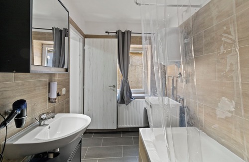 Oberlaa Apartment | Convenient City & Air Link Near Airport and Downtown