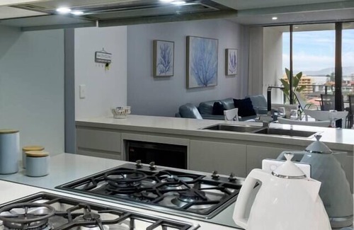 Wollongong Apartment | Explore Wollongong Waterside Serenity with Oceanfront Views