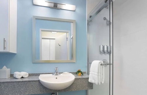 Central Business District Resort | City Break: Central Location with Spacious Rooms & Great Amenities