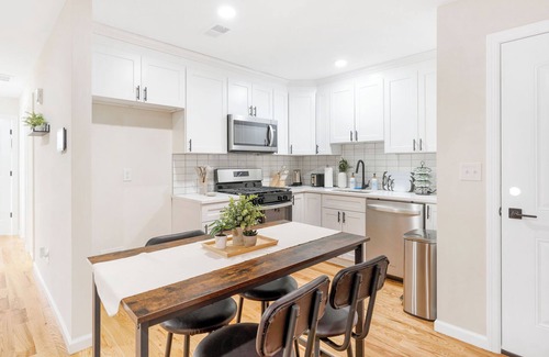 Ampere Bed & Breakfast | City Center Oasis Newark