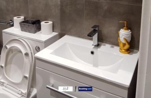 Hull Old Town Apartment | City Centre 2 Bedroom Flat With NETFLIX, Games, Wi-Fi , Parking By Hush Haven Homes Short Lets and Serviced Accommodation