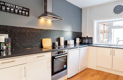 Southampton City Centre Apartment | Discover Comfort at Grove House with Family-Friendly Amenities