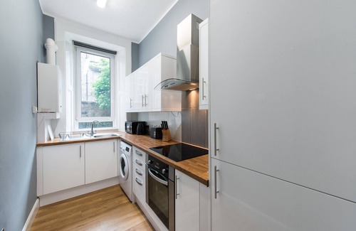Tollcross Apartment | City Centre Gem with Kitchen and Breakfast Near Grass Market