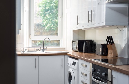 Tollcross Apartment | City Centre Gem with Kitchen and Breakfast Near Grass Market