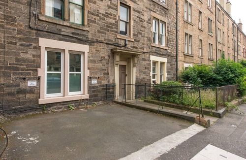 Tollcross Apartment | City Centre Gem with Kitchen and Breakfast Near Grass Market