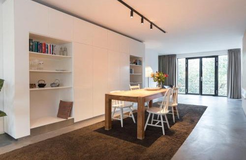 Utrecht City Center Apartment | Elegant City Centre Loft on Historic Canal - 4 Star Stay
