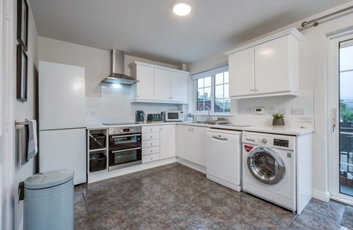 Queens Quarter House | 🌟City Centre Townhouse Free Parking Superfast Wifi