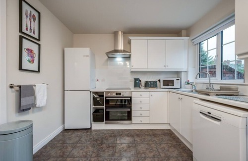 Queens Quarter House | 🌟City Centre Townhouse Free Parking Superfast Wifi