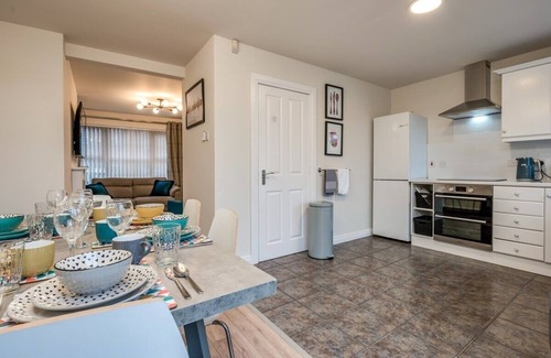 Queens Quarter House | 🌟City Centre Townhouse Free Parking Superfast Wifi