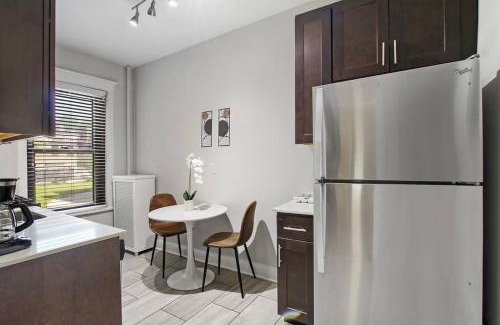 Hyde Park Apartment | Cozy 1-Bedroom Oasis - Pet and Child Friendly Retreat