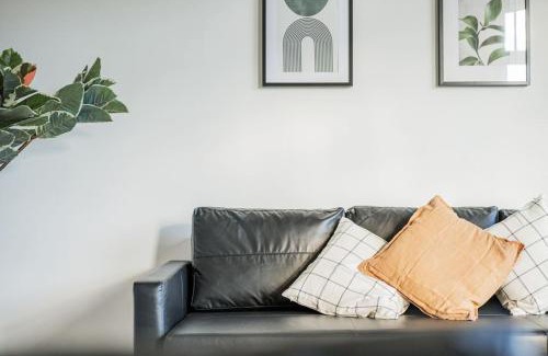 Wahring Apartment | City Chic #11: Stylish Getaway with 8.8/10 Guest Rating