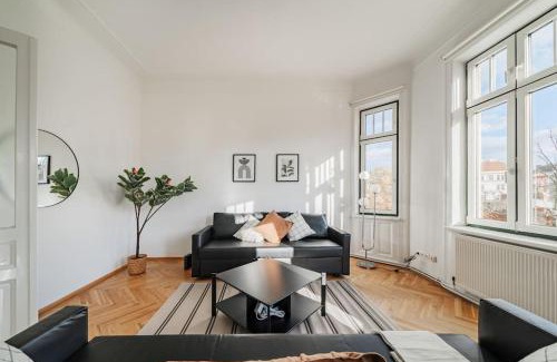 Wahring Apartment | City Chic #11: Stylish Getaway with 8.8/10 Guest Rating