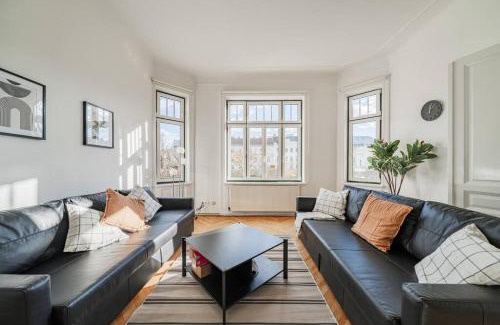 Wahring Apartment | City Chic #11: Stylish Getaway with 8.8/10 Guest Rating