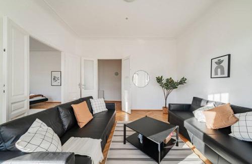 Wahring Apartment | City Chic #11: Stylish Getaway with 8.8/10 Guest Rating
