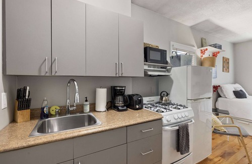 Manchester Apartment | Trendy 2nd Floor Studio with Private Porch & Kitchen