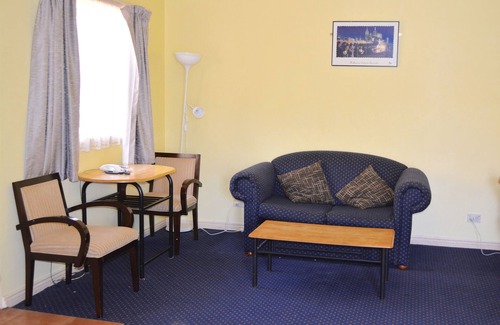 Abbotsford Hotel | Budget-Friendly City East Motel with Family Amenities