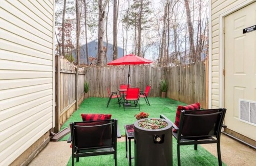 Peachtree Corners House | Unforgettable City Escape: King Bed, Arcade & Firepit