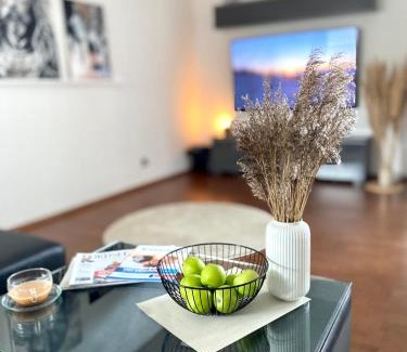 North Geestemund Apartment | Modern City Ferienwohnung SKYLINE with Balcony & Sofa