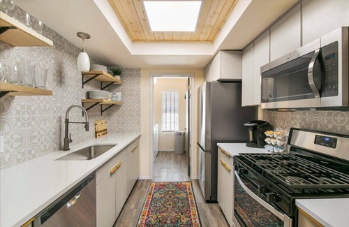 Quail Hollow House | Guest Rated 10/10: City Haus with King Bed & Free Wifi