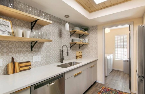 Quail Hollow House | Guest Rated 10/10: City Haus with King Bed & Free Wifi