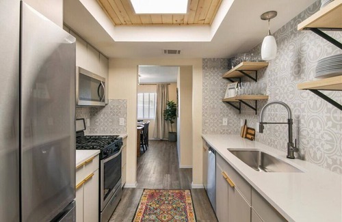 Quail Hollow House | Guest Rated 10/10: City Haus with King Bed & Free Wifi