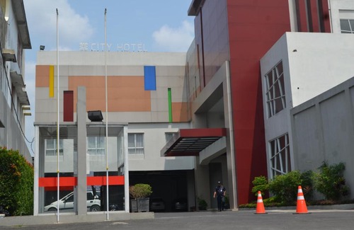 Tasikmalaya Hotel | Budget-Friendly City Hotel with Pool and Hot Tub Access