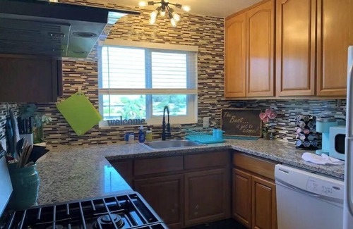 Hayward Condo | Stylish Condo with City Lights and Sunset Views