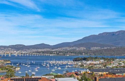 Lindisfarne House | City Lights Getaway: Child-Friendly Retreat Near CBD