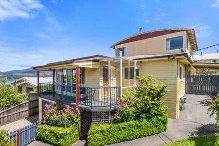 Lindisfarne House | City Lights Getaway: Child-Friendly Retreat Near CBD
