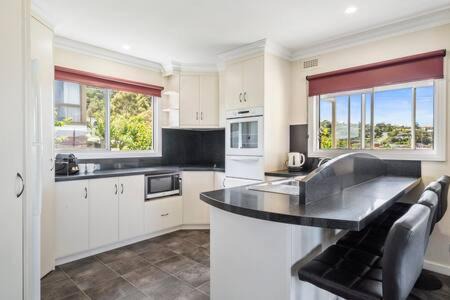 Lindisfarne House | City Lights Getaway: Child-Friendly Retreat Near CBD