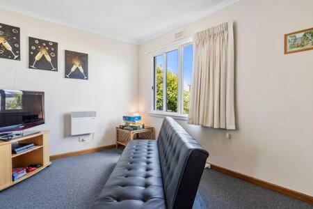 Lindisfarne House | City Lights Getaway: Child-Friendly Retreat Near CBD