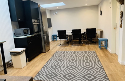 Geestendorf House | Inviting City Maritim Rooms with Breakfast & Family Amenities