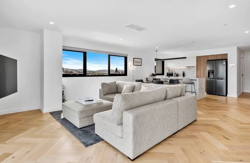 Hobart Central Business District Apartment | City North Sanctuary at the Elliot Stunning Views