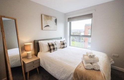 Auchengray Apartment | Exceptional City Retreat by the Castle with Free Parking