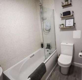 Auchengray Apartment | Exceptional City Retreat by the Castle with Free Parking
