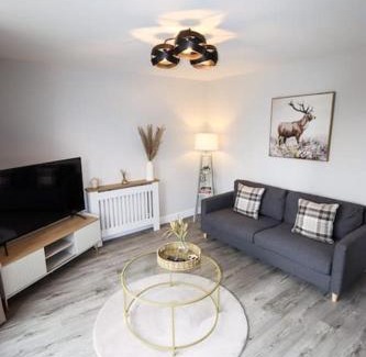 Auchengray Apartment | Exceptional City Retreat by the Castle with Free Parking