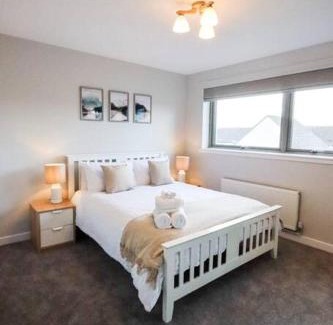 Auchengray Apartment | Exceptional City Retreat by the Castle with Free Parking