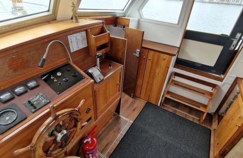 Eastern Docklands Boat Rental | Discover City Sailing: Guest Rated 8.2/10 for Comfort